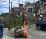 Έκαψαν τον Ιούδα στον Κοσμά - Αναβίωσε και φέτος το Πασχαλινό έθιμο (vd)