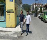Ανακατασκευή πεζοδρομίου στο 1ο Δημοτικό | Τζιούμης: «Κάνουμε καλύτερο τον τόπο μας - βελτιώνουμε την καθημερινότητα των πολιτών» (vd)