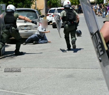 Άργος | Επεισόδια μεταξύ αστυνομίας και διαδηλωτών στην πορεία για τον 20χρονο Θοδωρή (vd)