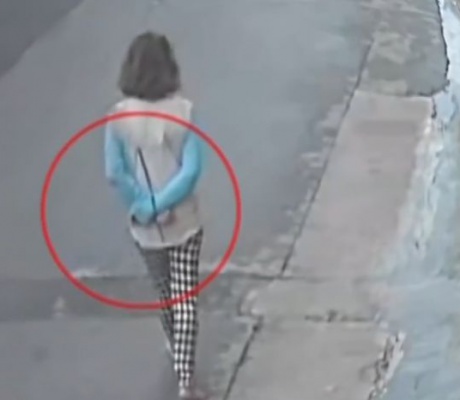 Νεάπολη Λακωνίας | Σοκαριστικό βίντεο με γυναίκα δεμένη πισθάγκωνα να περπατάει ξυπόλητη στον δρόμο