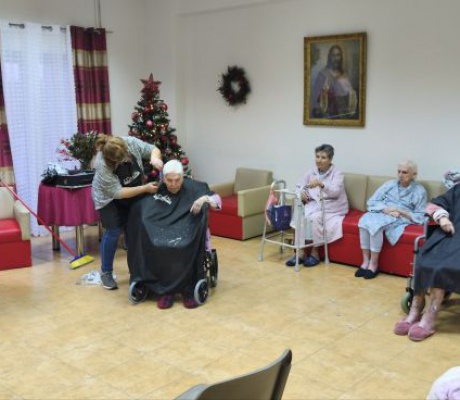 Δράση αγάπης από κουρείς και κομμωτές σε ηλικιωμένους στο Δεκάζειο Γηροκομείο Τρίπολης