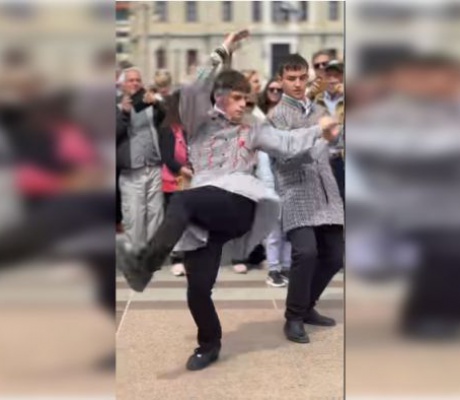 Νεαρός χορευτής έκλεψε την παράσταση με λεβεντιά στο πασχαλινό γλέντι της Τρίπολης (vd)