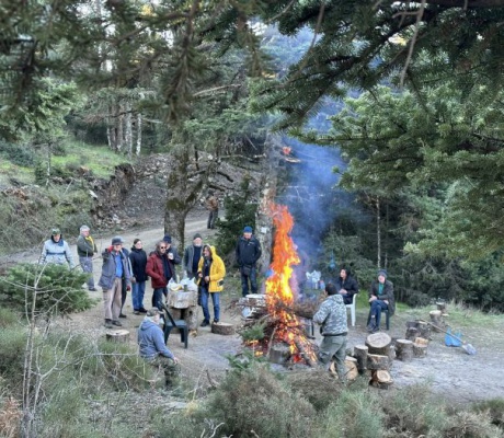 Μπλόκο για τις ανεμογεννήτριες στον Πάρνωνα | Συνεχίζεται ο αποκλεισμός δρόμου στον Κοσμά (εικόνες)