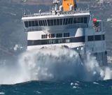 Blue Star Naxos | Εικόνες κόβουν την ανάσα – Η μάχη με τα κύματα, εν μέσω απαγορευτικού (vd)