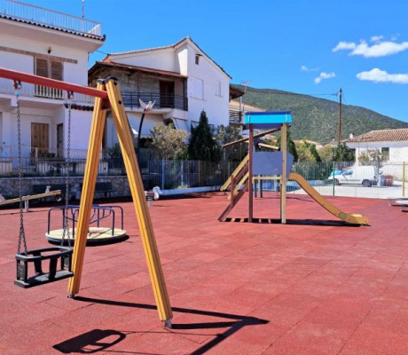 Αντικαταστάθηκαν δάπεδα στις παιδικές χαρές του Δήμου Νότιας Κυνουρίας (εικόνες)