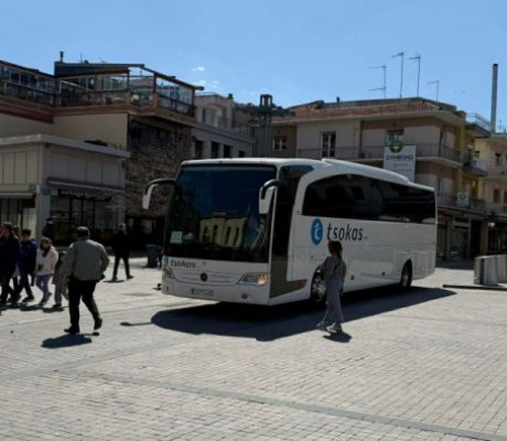 Λεωφορείο μπήκε κατά λάθος στην πλατεία Πετρινού – Αστυνομικοί το απομάκρυναν με ασφάλεια
