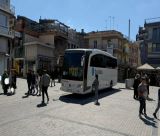 Λεωφορείο μπήκε κατά λάθος στην πλατεία Πετρινού – Αστυνομικοί το απομάκρυναν με ασφάλεια