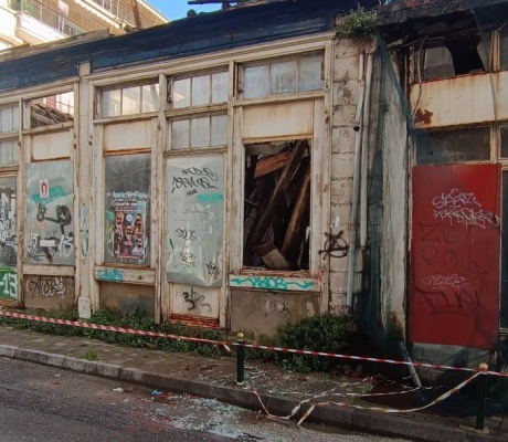 Πτώση σκεπής και θραύσματα γυαλιών από κτίριο της οδού "Ταξιαρχών" στην Τρίπολη