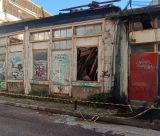 Πτώση σκεπής και θραύσματα γυαλιών από κτίριο της οδού "Ταξιαρχών" στην Τρίπολη