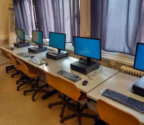 Δωρεά Υπολογιστών στο Γυμνάσιο Παραλίας Τυρού από τον κ. Γκίκα Χαρδούβελη