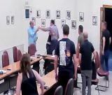Παραλίγο να παίξουν ξύλο σε δημοτικό συμβούλιο στη Φθιώτιδα (vd)