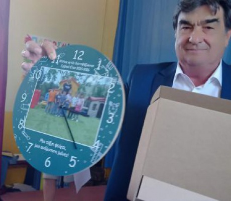 Συμβολική προσφορά Γιαννακούρα στους μαθητές του Νηπιαγωγείου-Δημοτικού Κοντοβάζαινας