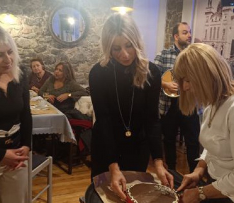 Η ομάδα της Χορωδίας του ΚΑΠΗ έκοψε την πίτα της (εικόνες)