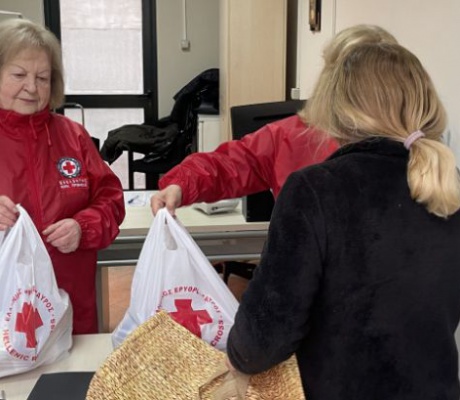 Ελληνικός Ερυθρός Σταυρός | "Δέματα αγάπης" σε οικονομικά ευάλωτες οικογένειες και μοναχικά άτομα της Αρκαδίας