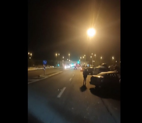 Με τα τρακτέρ τους στον κόμβο της ΒΙΠΕ Τρίπολης οι αγρότες! (vd)