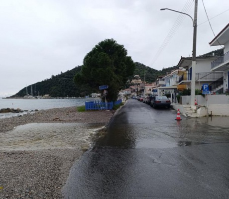 Κατέβασε νερό ο χείμαρρος "Πρεγασιώτης" στον Τυρό (vd)