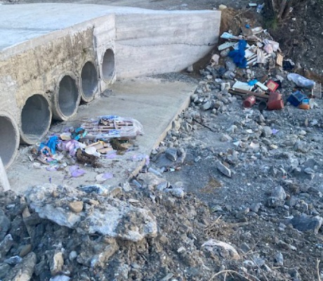 Η ντροπή με τα σκουπίδια στο γεφυράκι προς το Άνω Μακρύσι Μεγαλόπολης