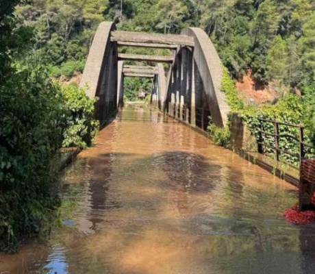 Πλημμύρισε η γέφυρα Ερυμάνθου στη Γορτυνία