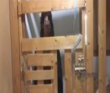 Σοκ στην Καλαμάτα | 29χρονη ζει σε κλουβιά μέσα στο σπίτι της (vd)