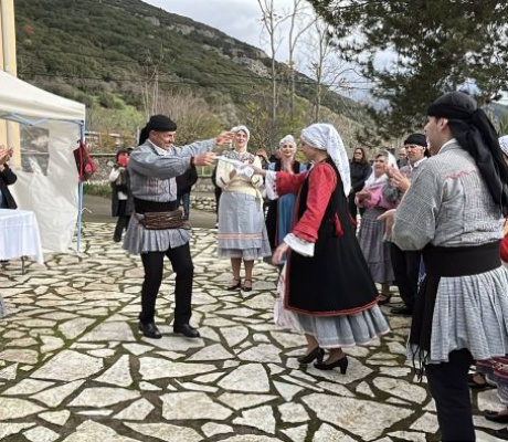 Το έθιμο της γουρουνοχαράς αναβίωσε και φέτος στη Λίμνη Αρκαδίας (εικόνες - βίντεο)