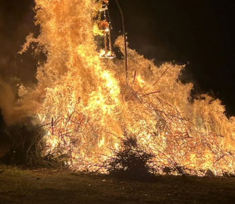 Λεβίδι | Πλήθος κόσμου για το κάψιμο του Ιούδα (εικόνες)