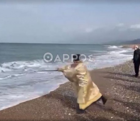 Μεσσηνία | Ιερέας έριξε τον Σταυρό στη θάλασσα με καλάμι ψαρέματος! (vd)