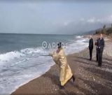 Μεσσηνία | Ιερέας έριξε τον Σταυρό στη θάλασσα με καλάμι ψαρέματος! (vd)