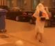 Καλαμάτα | Πιτσιρικάς βγήκε στον δρόμο με κελεμπία λόγω αφρικανικής σκόνης και έγινε viral