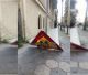 Πινακίδα... ξεβιδωμένη και πεσμένη έξω από το 9ο Δημοτικό Σχολείο Τρίπολης