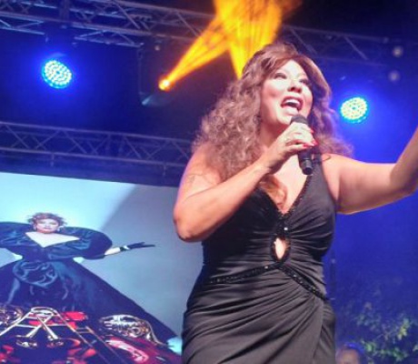 Απέλαση της Ισίν Καρατζά από την Ελλάδα για την πρόκληση να τραγουδήσει την Κομοτηνή ύμνο υπέρ της Μικρασιατικής Καταστροφής!