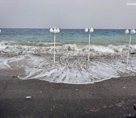 Η θάλασσα βγήκε στην στεριά στην Παραλία Τυρού!