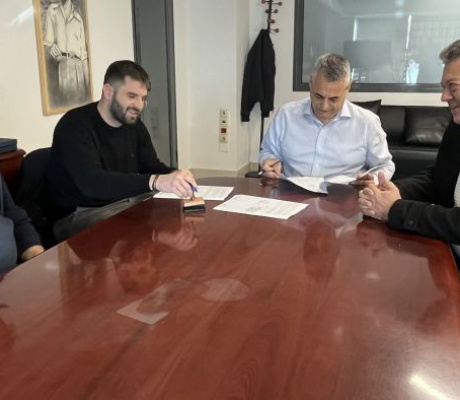 Υπογραφές για τον φωτισμό στο γήπεδο Νεστάνης | Τζιούμης: «Επενδύουμε σταθερά σε έργα υποδομής» (vd)