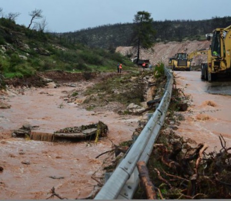 Κλειστή για αρκετές ώρες έμεινε και η εθνική οδός Αθηνών-Κορίνθου, στο ρεύμα προς Κόρινθο από τα διόδια Ελευσίνας