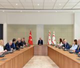 Στέλεχος του ΠΑΣΟΚ στα Κατεχόμενα της Κύπρου - Συνάντηση με Τατάρ και φωτογραφίες δίπλα στη σημαία του ψευδοκράτους
