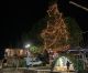 Φωταγωγήθηκε το Χριστουγεννιάτικο δένδρο στην Κανδήλα (vd)