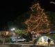 Φωταγωγήθηκε το Χριστουγεννιάτικο δένδρο στην Κανδήλα (vd)