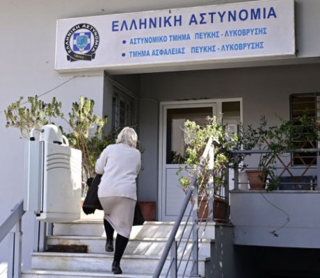 Χρυσή Αυγή | Παραδόθηκε στο Αστυνομικό Τμήμα η σύζυγος του Μιχαλολιάκου, Ελένη Ζαρούλια - Οδηγείται στη φυλακή