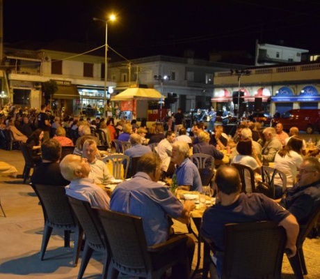 Γέμισε με κόσμο η πλατεία Βαλτετσίου για τη μουσική εκδήλωση του δήμου Τρίπολης (εικόνες - βίντεο)