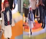 Ο μικρός Γαβριήλ παρελαύνει για την 28η Οκτωβρίου στην παιδοογκολογική κλινική (vd)