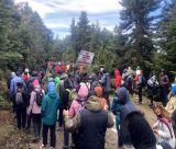 Πάνω από 200 άτομα διαμαρτυρήθηκαν για τις ανεμογεννήτριες στον Κοσμά - "Αίτημα η άμεση αναστολή των εργασιών"