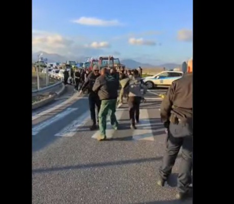 Ένταση ανάμεσα σε αστυνομία κα αγρότες στον αυτοκινητόδρομο (vd)