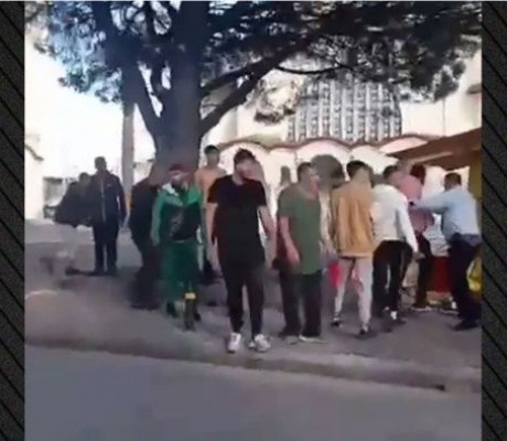 Νέο βίντεο από Γαστούνη | Οι Ρομά συνεχίζουν να βανδαλίζουν το περίπτερο ακόμη και μετά την άφιξη της Αστυνομίας