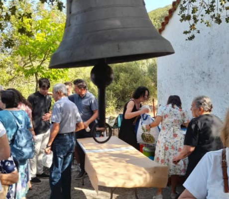 Θεία Λειτουργία στο ξωκλήσι του Αγιάννη στα Άνω Καλύβια Κερπινής (εικόνες - βίντεο)