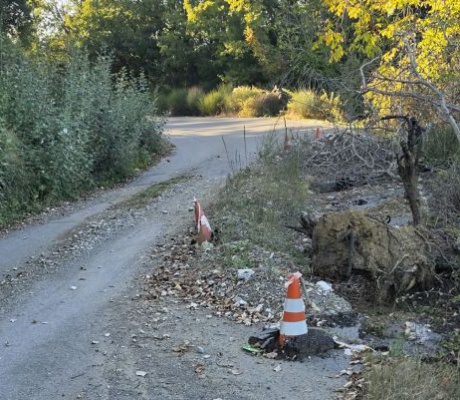 Επαρχιακός δρόμος Μεγαλόπολης – Λυκόσουρας | Βυθισμένο οδόστρωμα, φραγμένη τάφρος και καμία σήμανση (εικόνες)