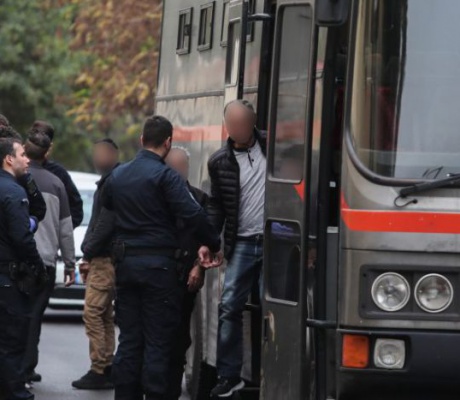 Τέσσερις φορές ισόβια στον πρώην αστυνομικό της Βουλής για τη σεξουαλική κακοποίηση των παιδιών του – Αθώα η μητέρα