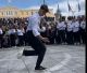 Το viral ζεϊμπέκικο στο Σύνταγμα: Ο νεαρός που «έκλεψε» την παράσταση (vd)