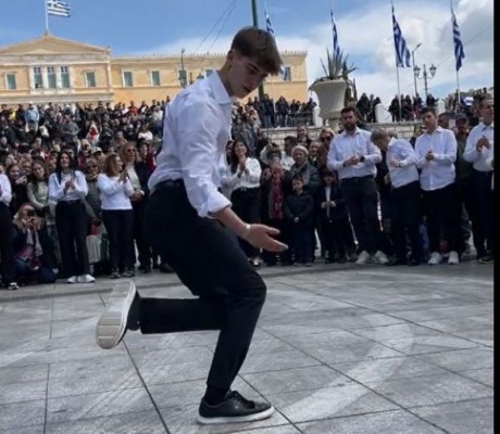 Το viral ζεϊμπέκικο στο Σύνταγμα: Ο νεαρός που «έκλεψε» την παράσταση (vd)