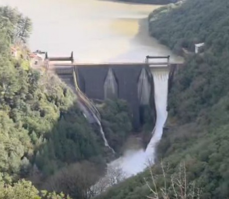 Νέες εικόνες από την υπερχείλιση στο φράγμα της τεχνητής λίμνης Λάδωνα (vd)