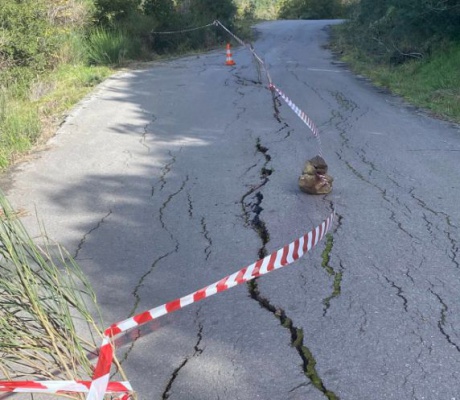 Γορτυνία | Καθίζηση στο δρόμο από Μαυράδες προς Αετορράχη (εικόνες)
