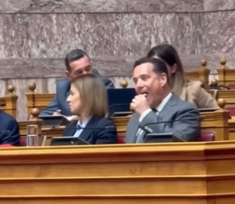 Η Κωνσταντοπούλου ανέβασε στο TikTok το βίντεο που κατέγραφε τον Γεωργιάδη να τρώει ... κρακεράκι!